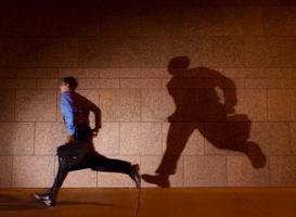 夢見被人追趕拼命逃跑是什么征兆